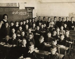 Régi kép egy régi iskolából diákokkal, tanárral